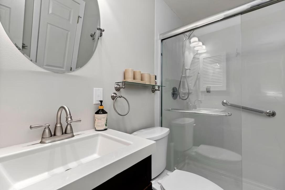 Three Ridges 405 guest bathroom with glass shower