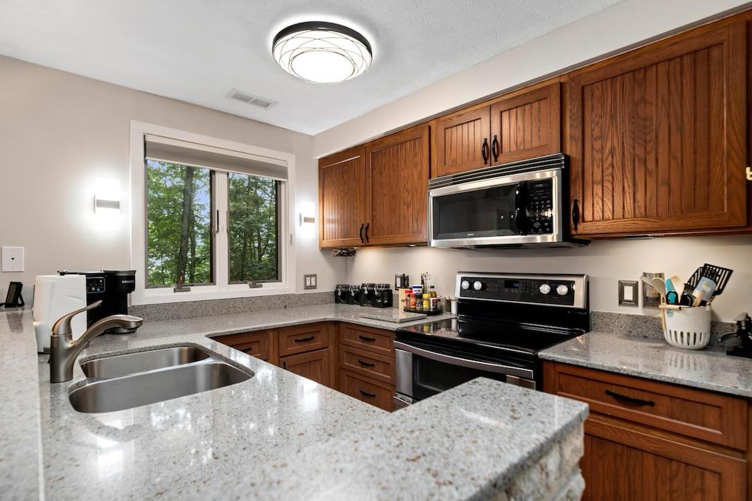 Three Ridges 405 granite kitchen with stainless appliances